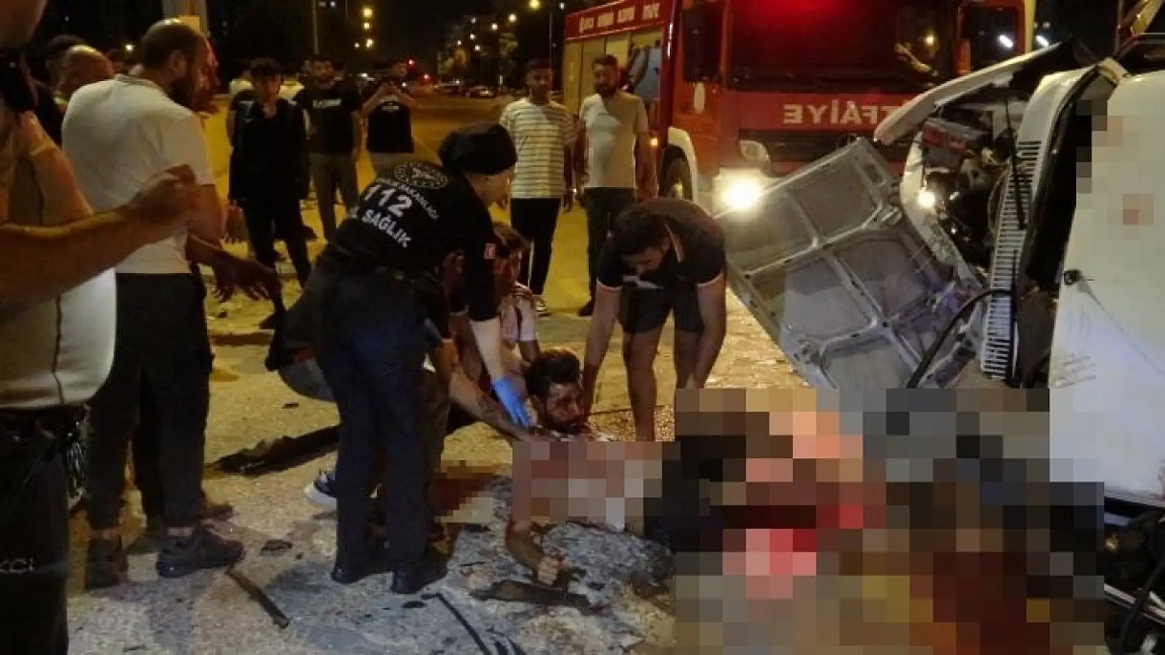 Tofaşlar kafa kafaya çarpıştı, ortalık savaş alanına döndü: 4 yaralı