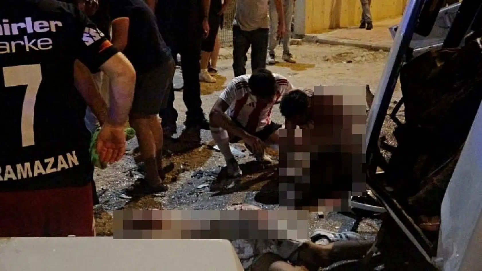 Tofaşlar kafa kafaya çarpıştı, ortalık savaş alanına döndü: 4 yaralı