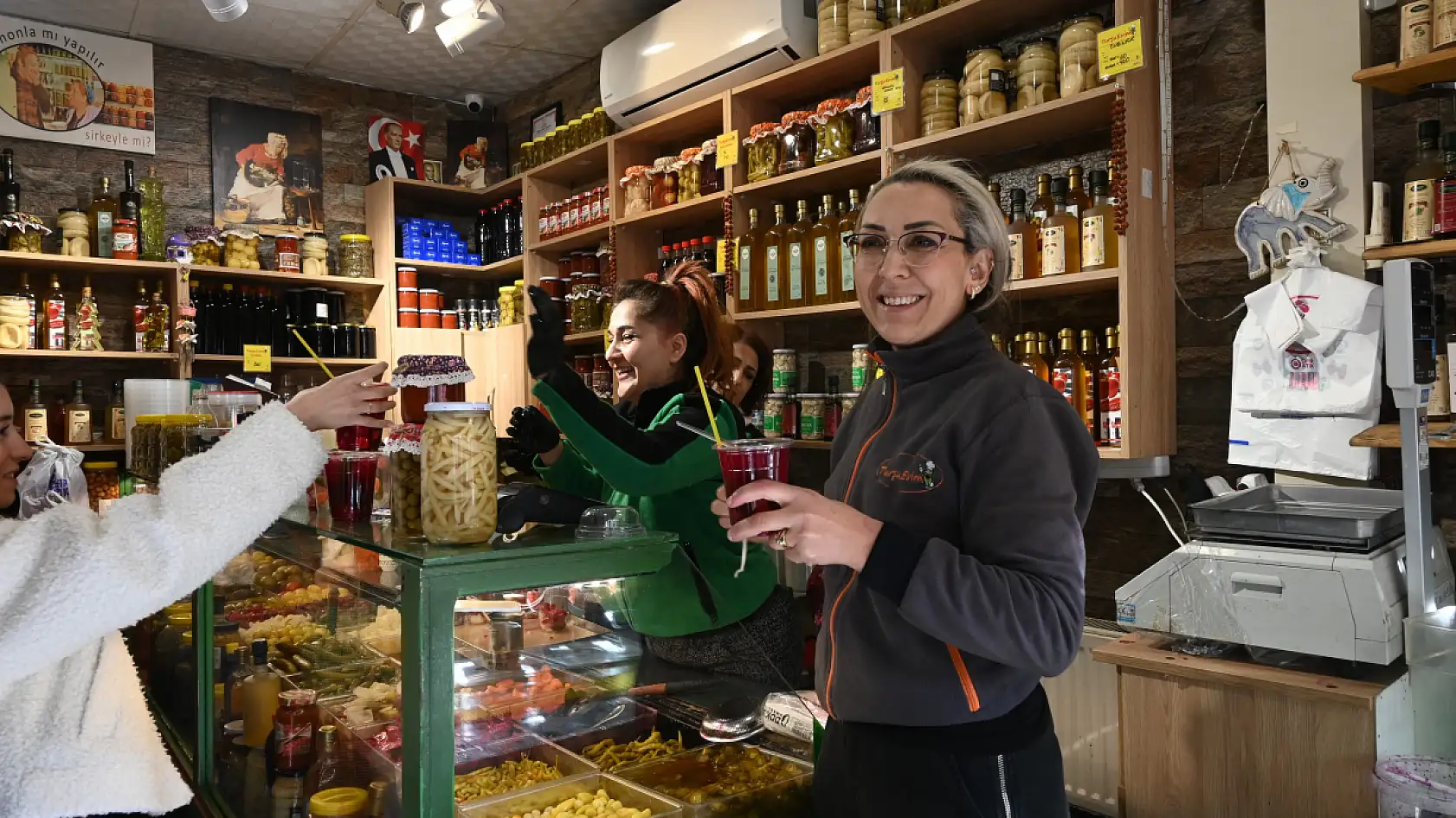 Neşeli Günler filmi gerçek oldu: Eşinin dükkanı karşısına turşucu açtı