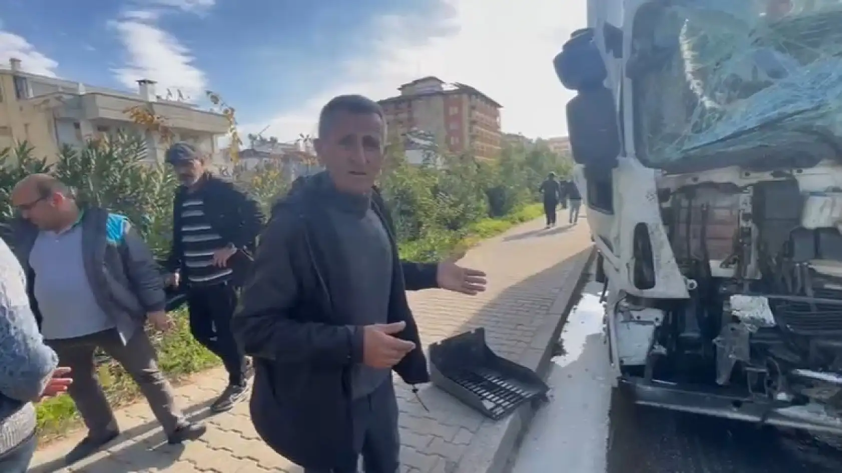 Kamyonun arkadan çarptığı çöp kamyonu devrildi: 1'i ağır 3 işçi yaralandı