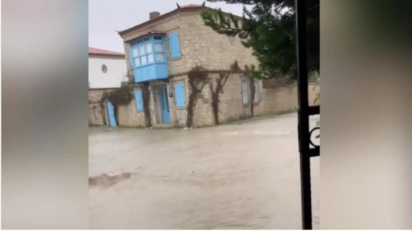 Ünlü tatil merkezi Çeşme'de caddeler göle döndü