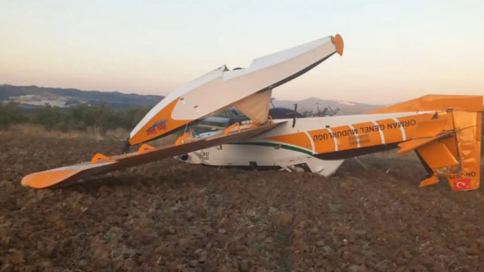 Vali Akbıyık: 'Yangın söndürme uçağı boş araziye acil iniş yaptı, pilotumuzun hayati tehlikesi yok'