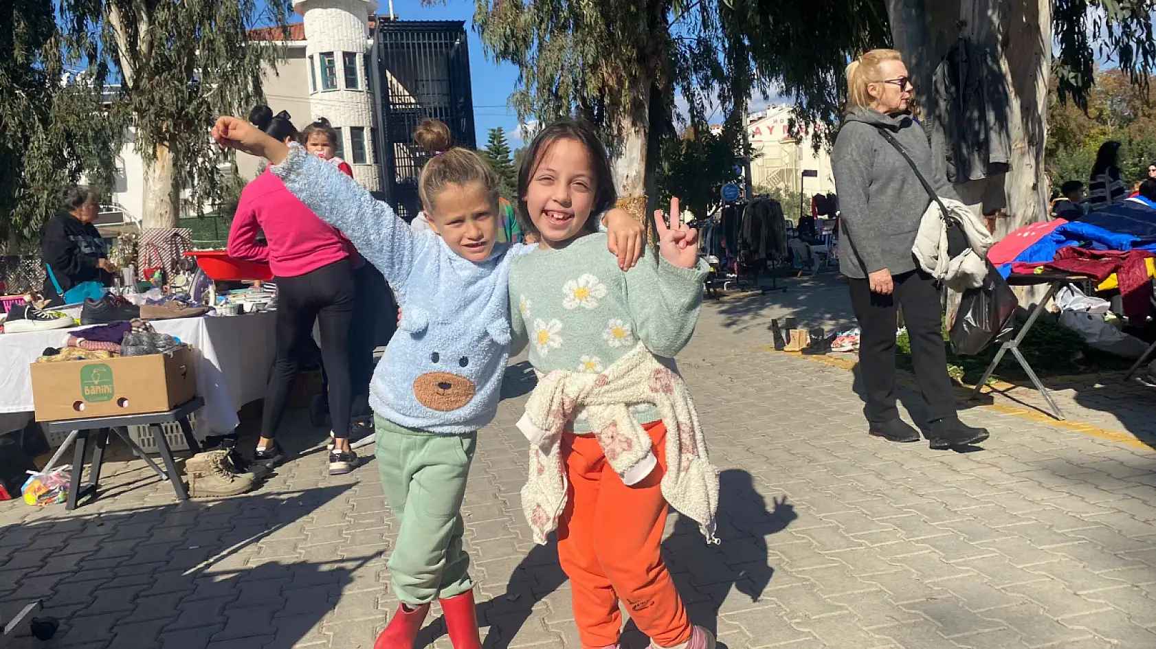 Fethiye'de çocukların karne sevinci, hediye heyecanına dönüştü