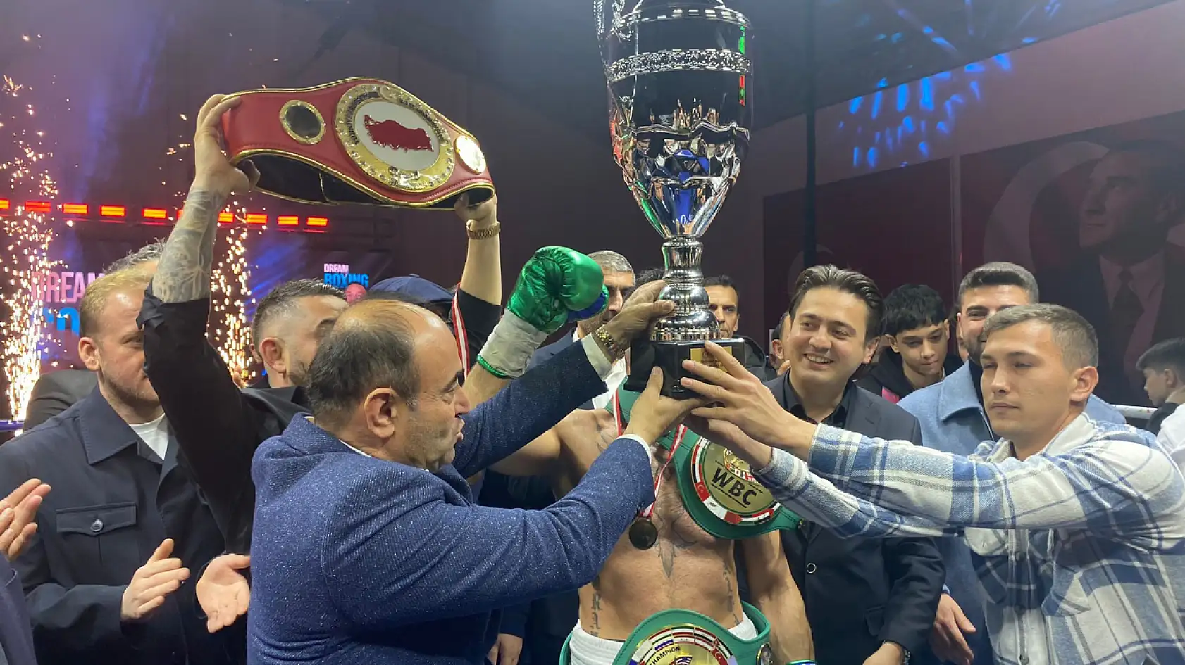 Şükrü Altay'dan Seydikemer'de Tarihi Zafer: 3 WBC Kemerini Birden Kazandı