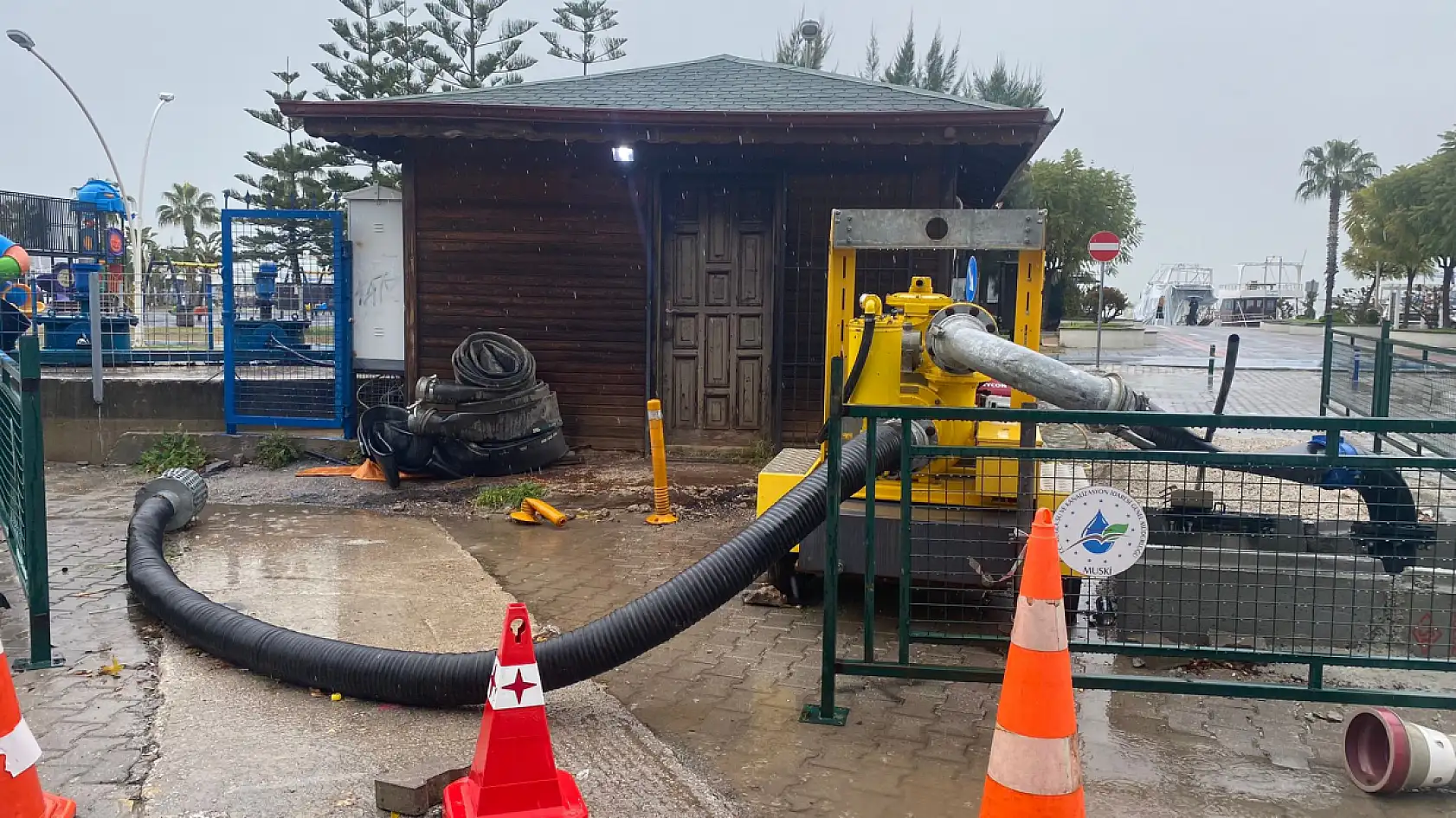 Fethiye Uğur Mumcu Parkı'ndaki yağmur suyu tahliye pompası devrede