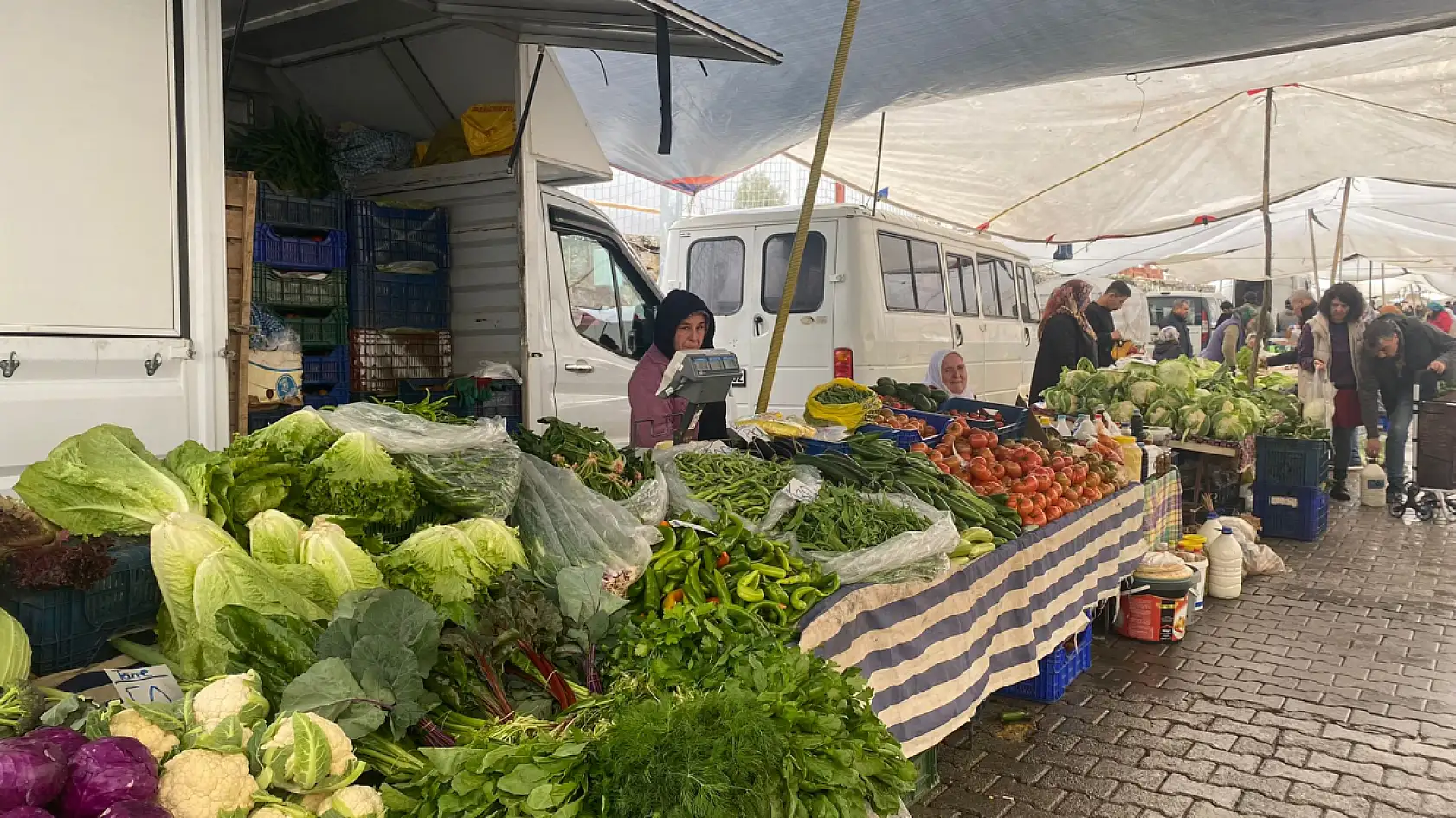 Fethiye Üretici Pazarı'nda meyve sebze fiyatları