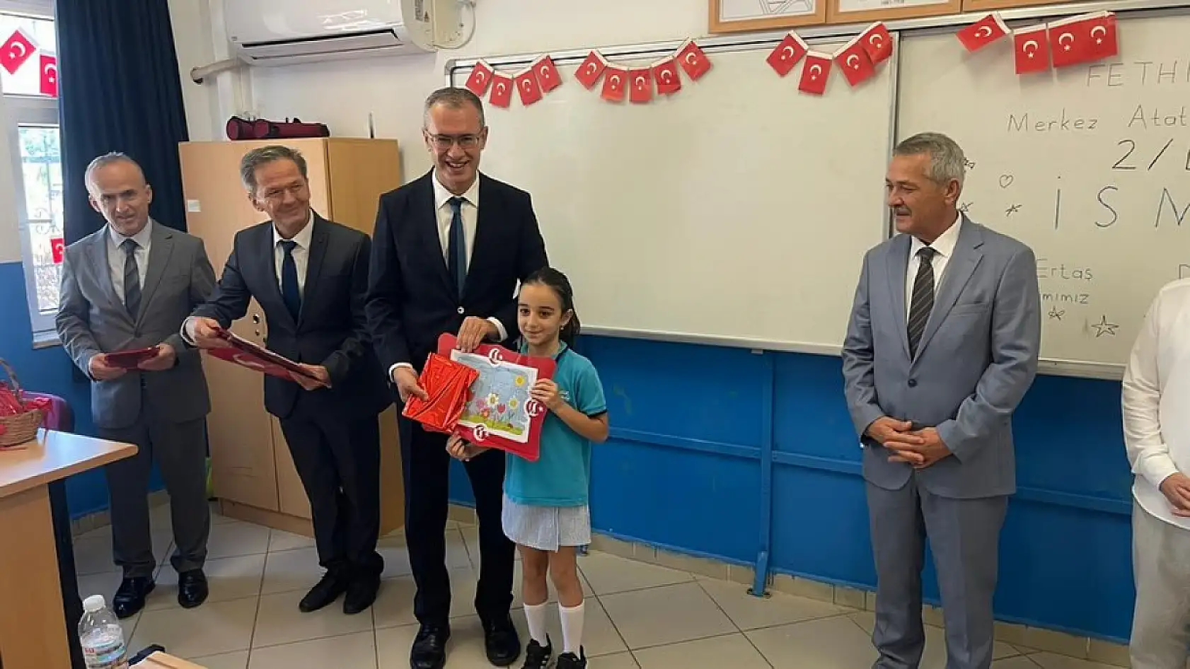 Fethiye'de Karne Heyecanı: Kaymakam Ertaş ve Müdür Kaya Öğrencilerin Sevincine Ortak Oldu