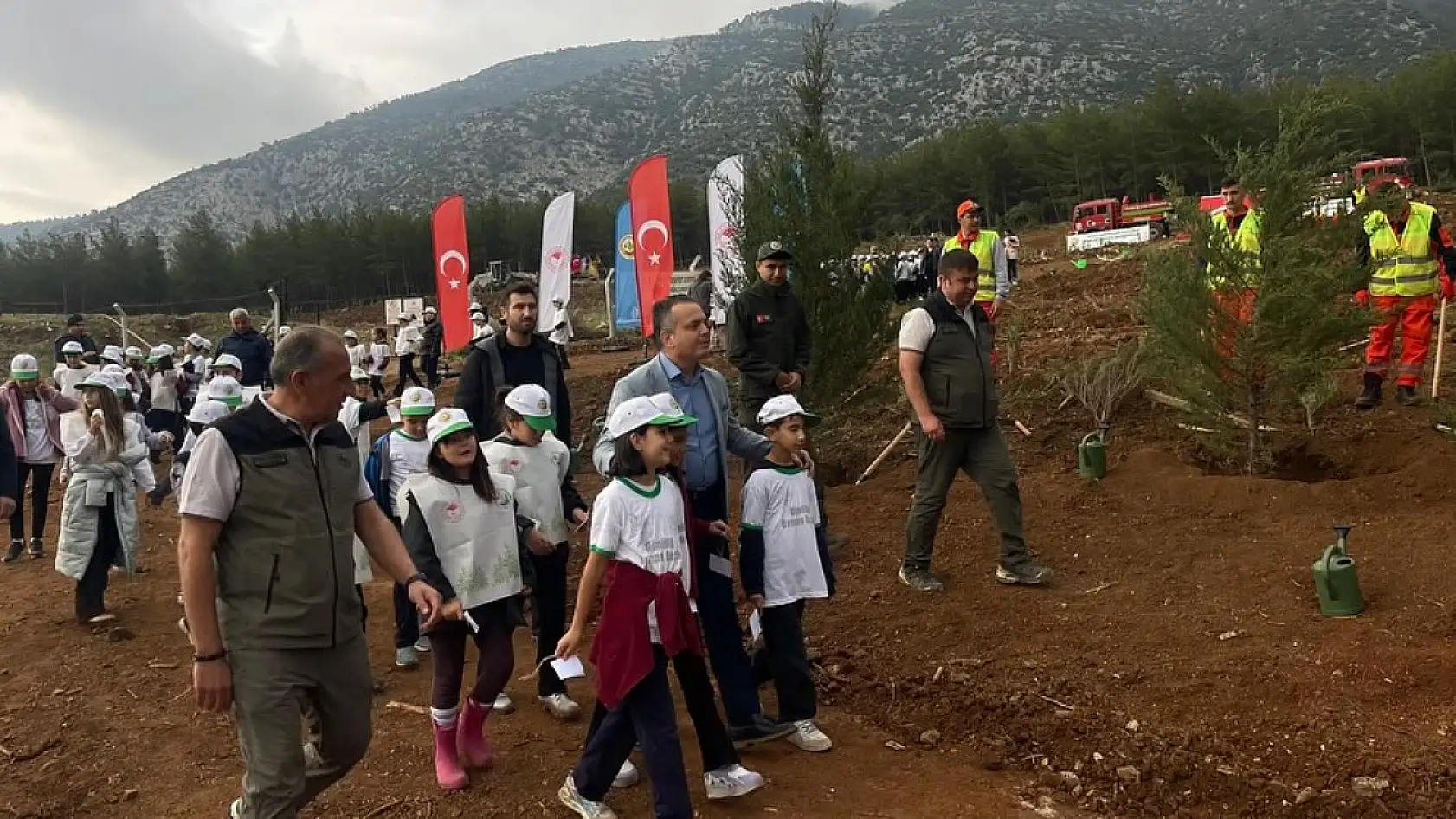 Fethiye Kaymakamı Akkaya, öğrencilerle fidan dikti