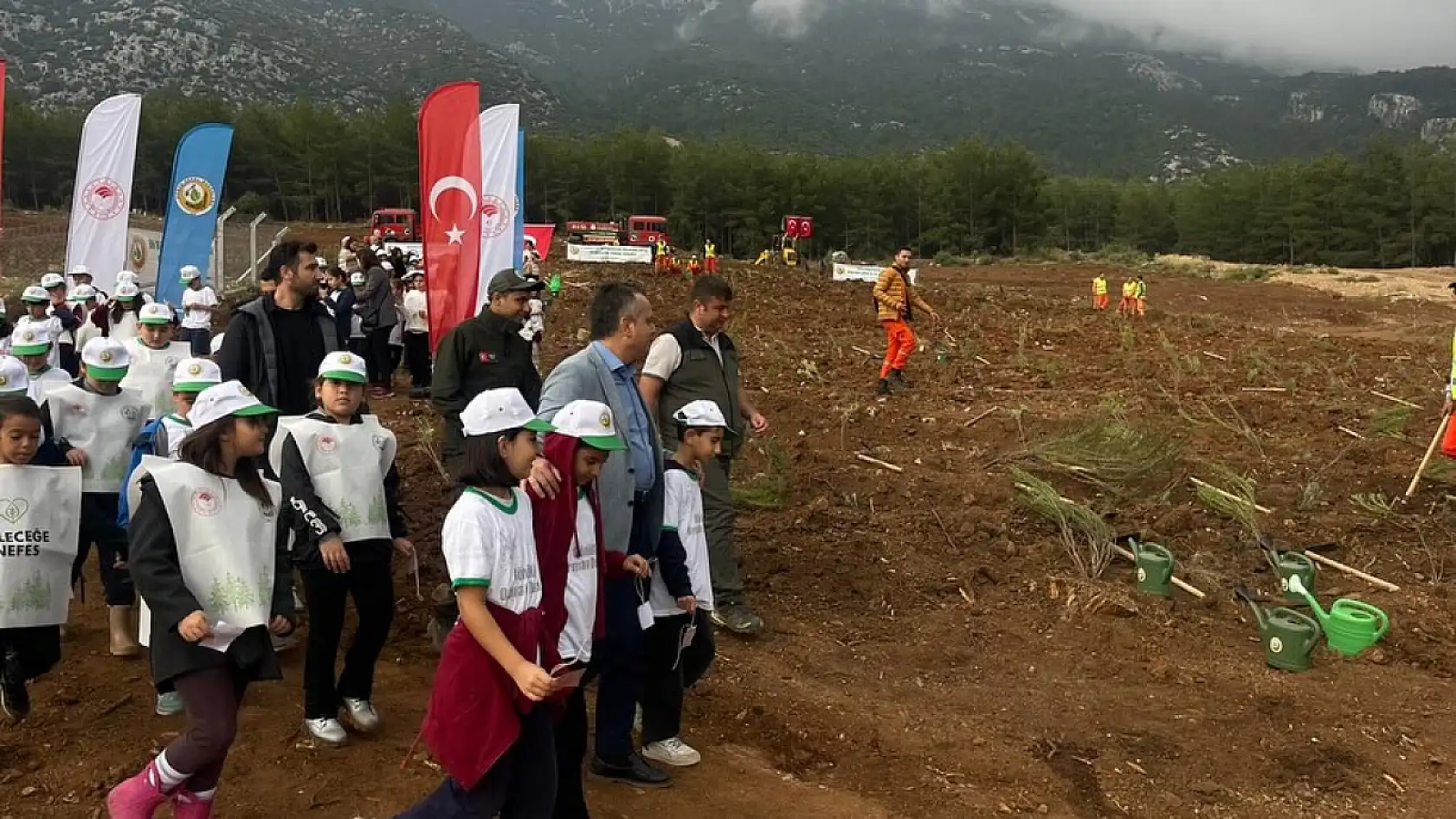 Fethiye Kaymakamı Akkaya, öğrencilerle fidan dikti