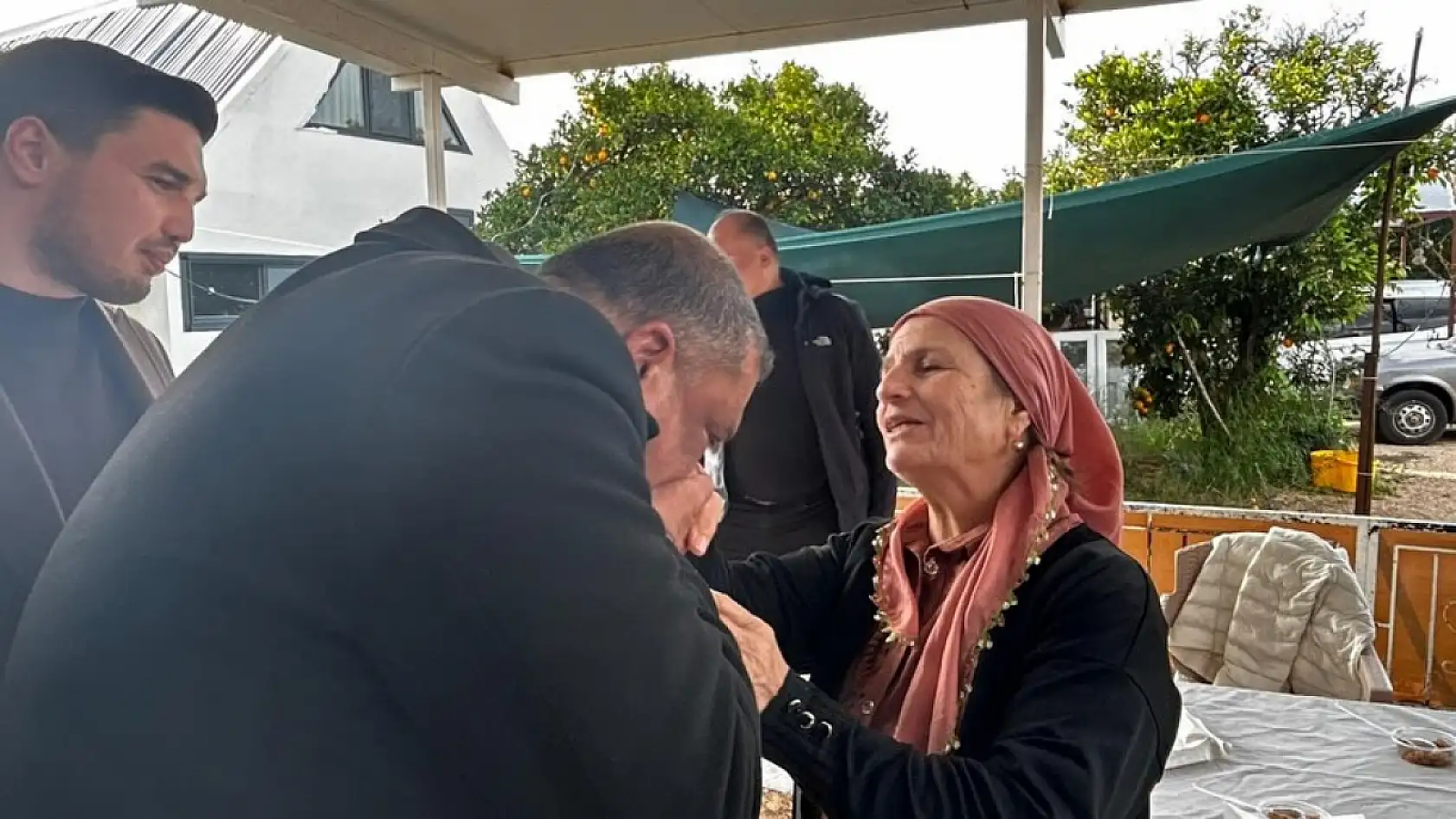 Fethiye'de merhum Cengiz Çay kabri başında anıldı, lokma hayrı yapıldı