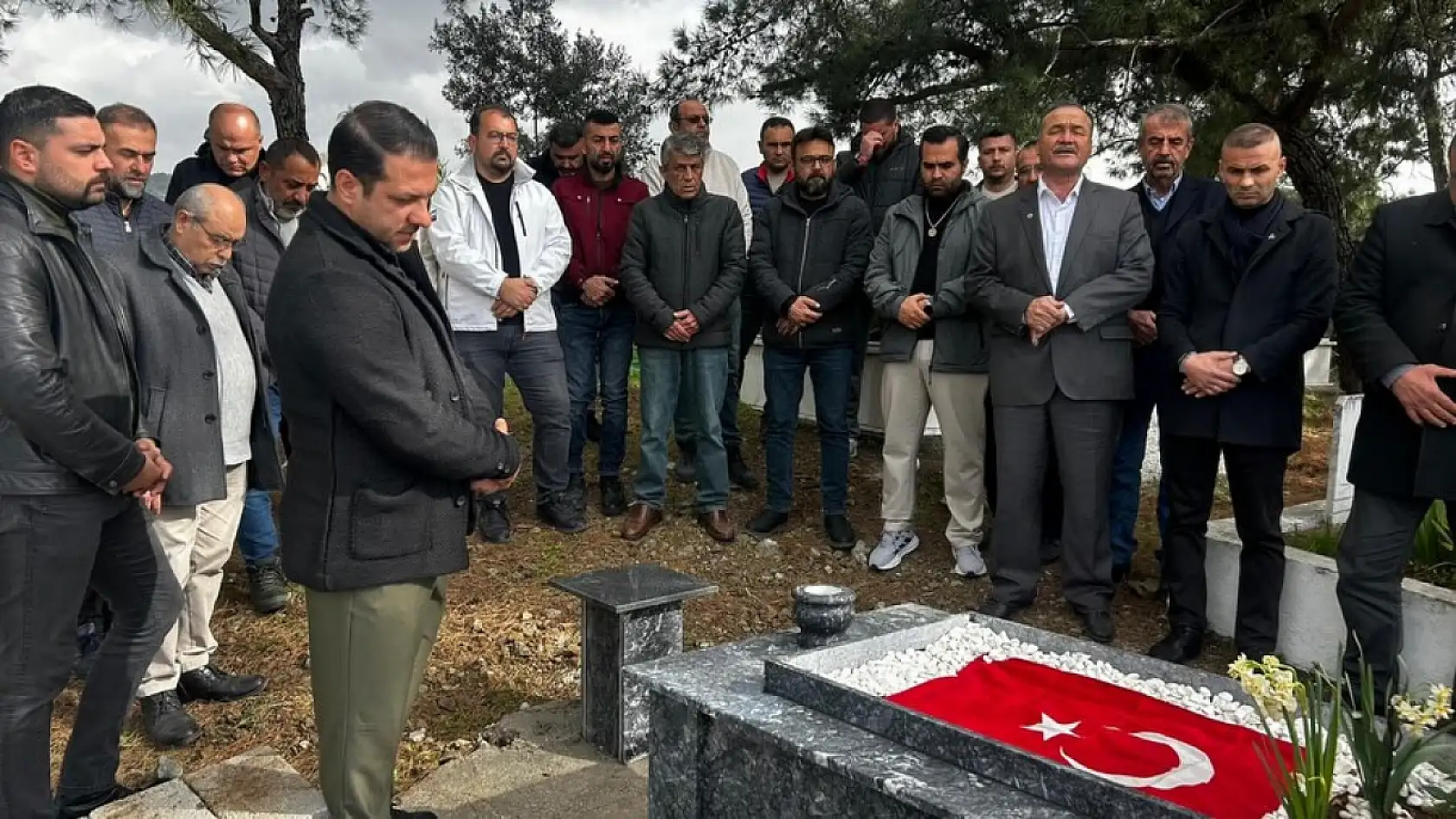 Fethiye'de merhum Cengiz Çay kabri başında anıldı, lokma hayrı yapıldı