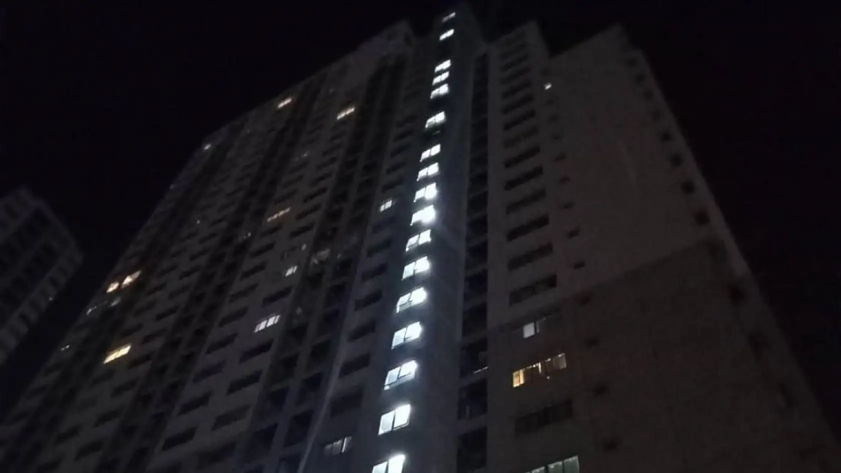 30 katlı binadan izinsiz atladı, paraşütü açılmayınca yere çakılıp öldü