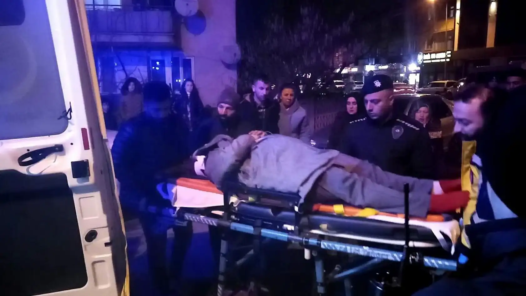 Ehliyetsiz sürücü, yolun karşısına geçmeye çalışan aileye çarptı: Yaralılar var!