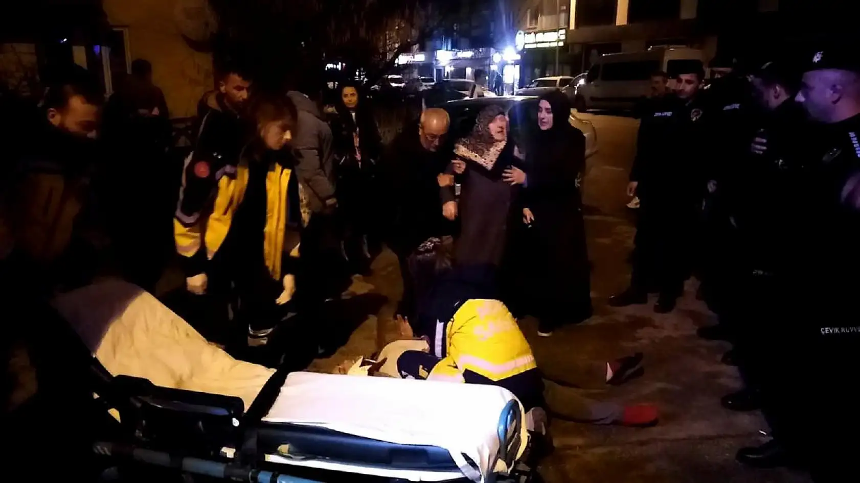 Ehliyetsiz sürücü, yolun karşısına geçmeye çalışan aileye çarptı: Yaralılar var!