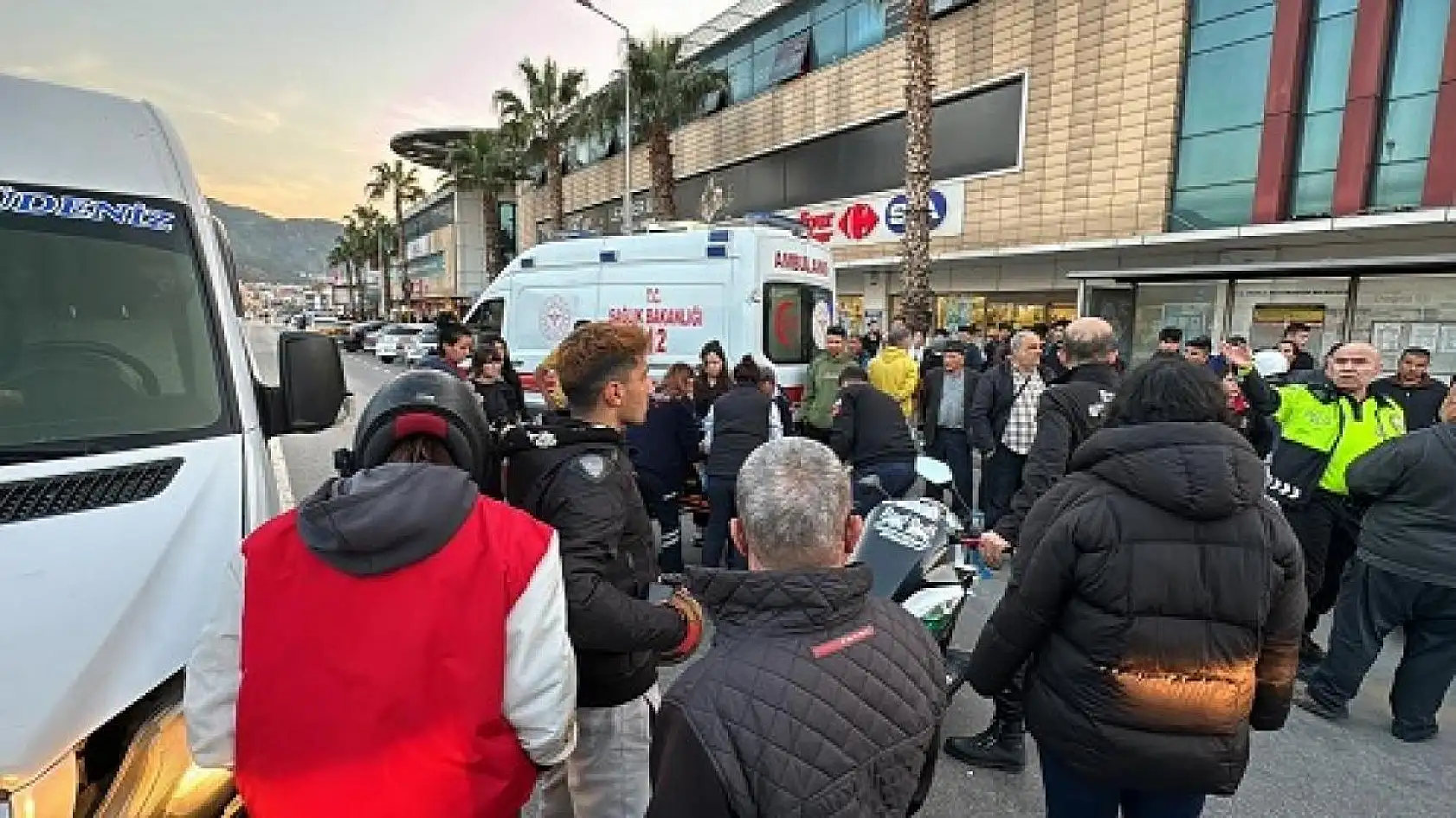 Fethiye'de minibüs ile motosiklet çarpıştı, 2 yaralı