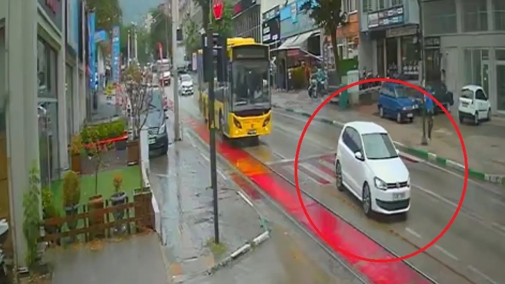 Sıkıştırdığı otobüs kaza yaptı, bir şey olmamış gibi yoluna devam etti