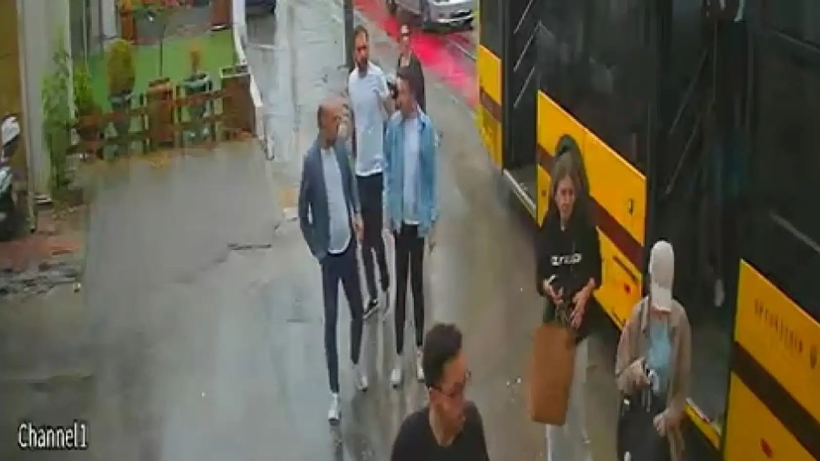 Sıkıştırdığı otobüs kaza yaptı, bir şey olmamış gibi yoluna devam etti