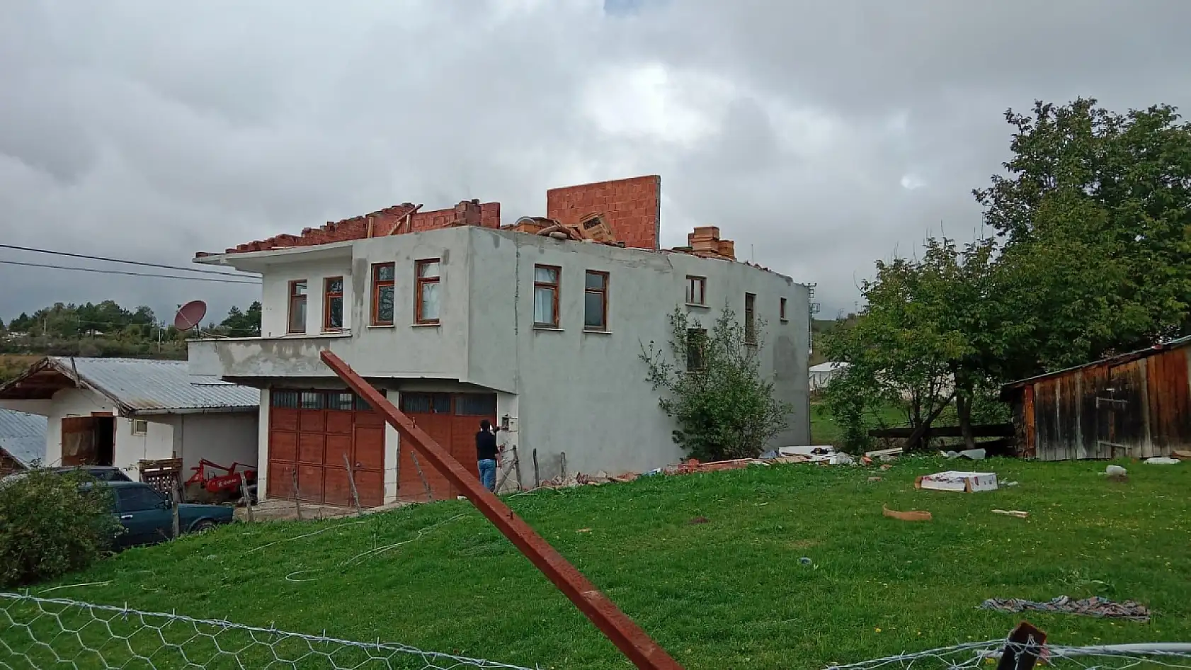 Fırtınanın uçurduğu çatı başka bir evin üzerine düştü