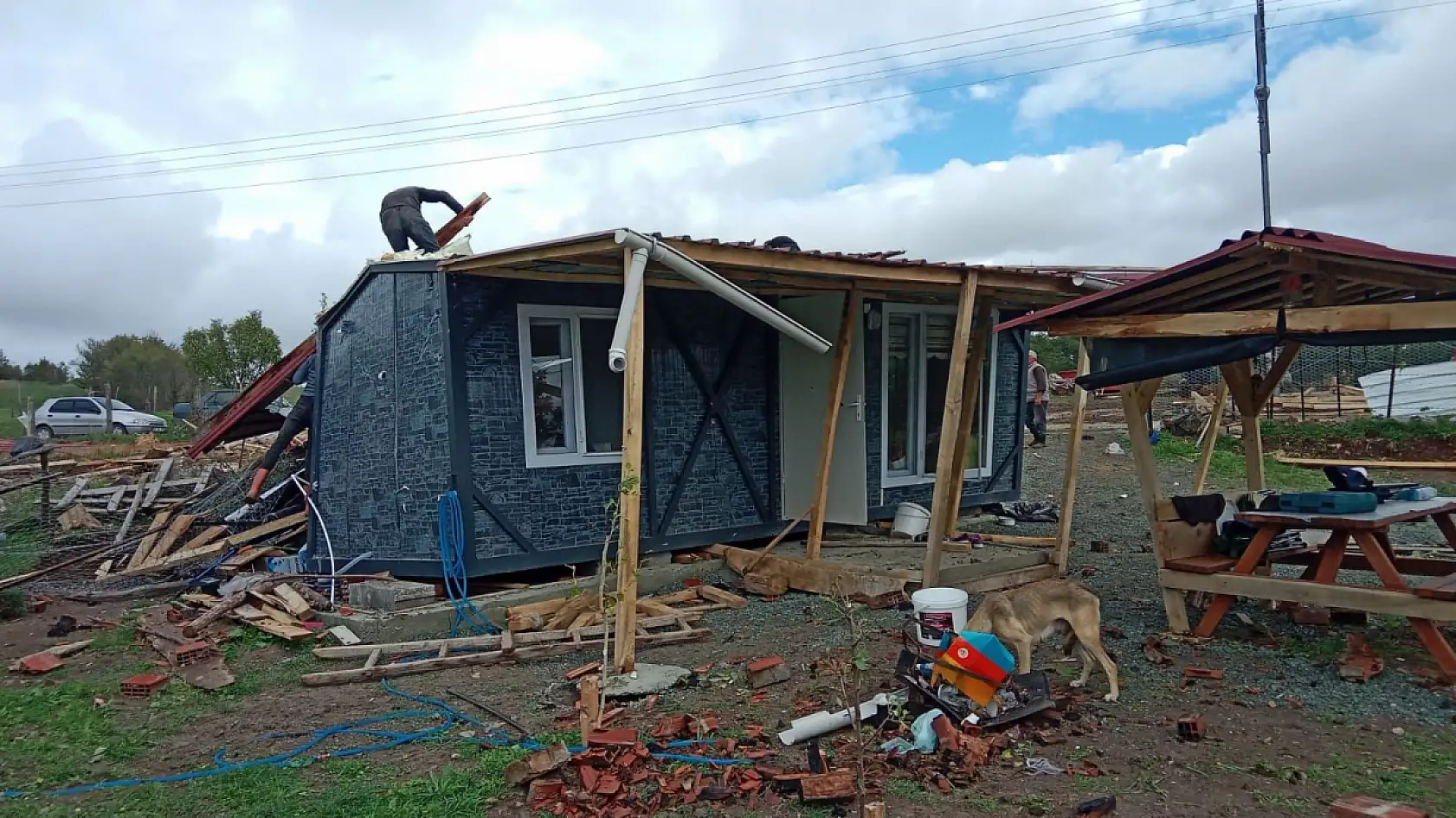 Fırtınanın uçurduğu çatı başka bir evin üzerine düştü