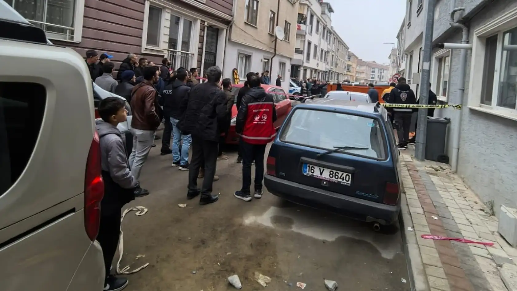 Karısını kemerle boğarak öldürdü, çatıya çıkıp intihar etmek istedi