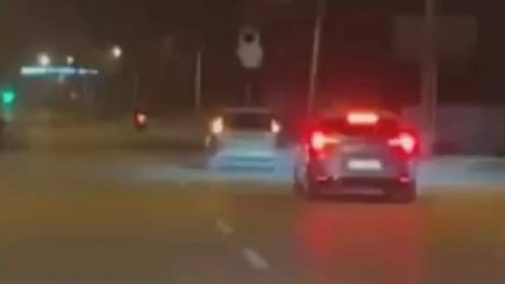 Akan trafikte aracın üzerine çıkıp dans etti