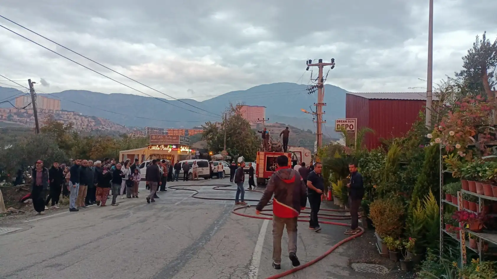 Alanya'da mobilya deposu yandı, alevler muz ve çiçek serasına sıçradı