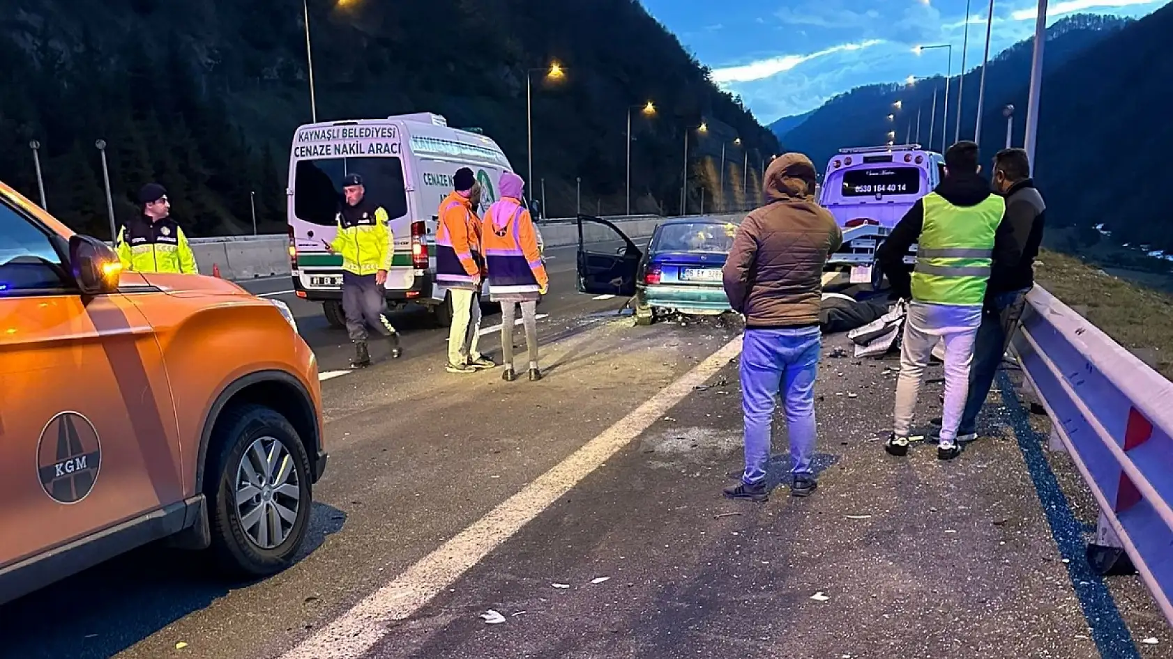 Otomobil kağıt gibi ezildi: 2 ölü, 1 yaralı