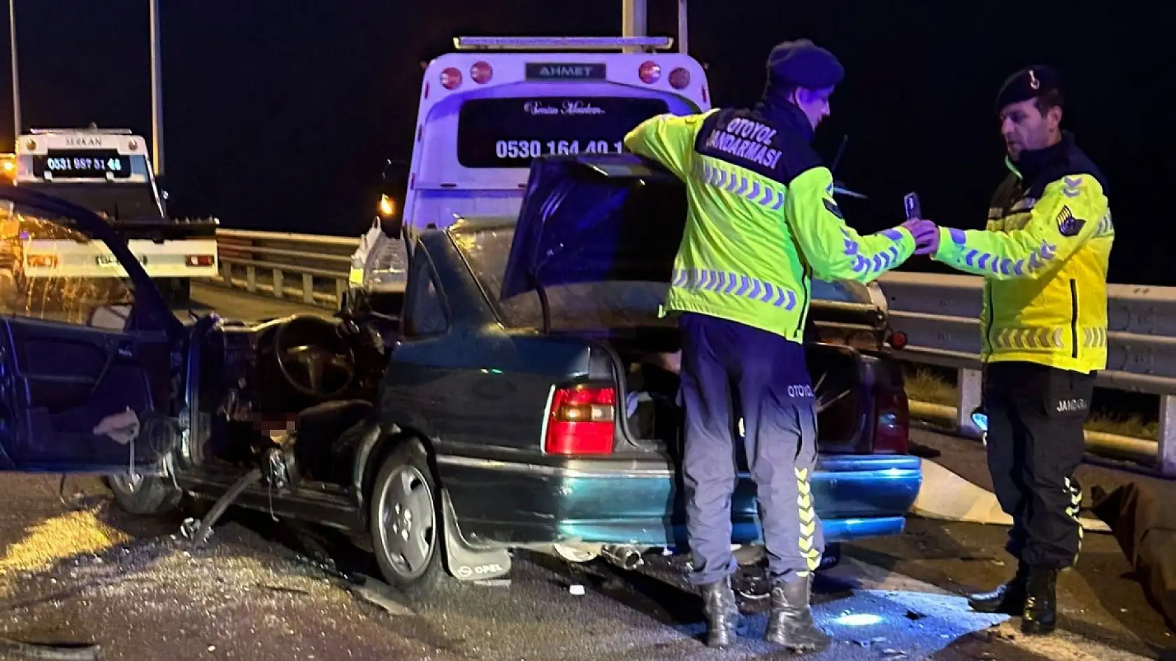 Otomobil kağıt gibi ezildi: 2 ölü, 1 yaralı
