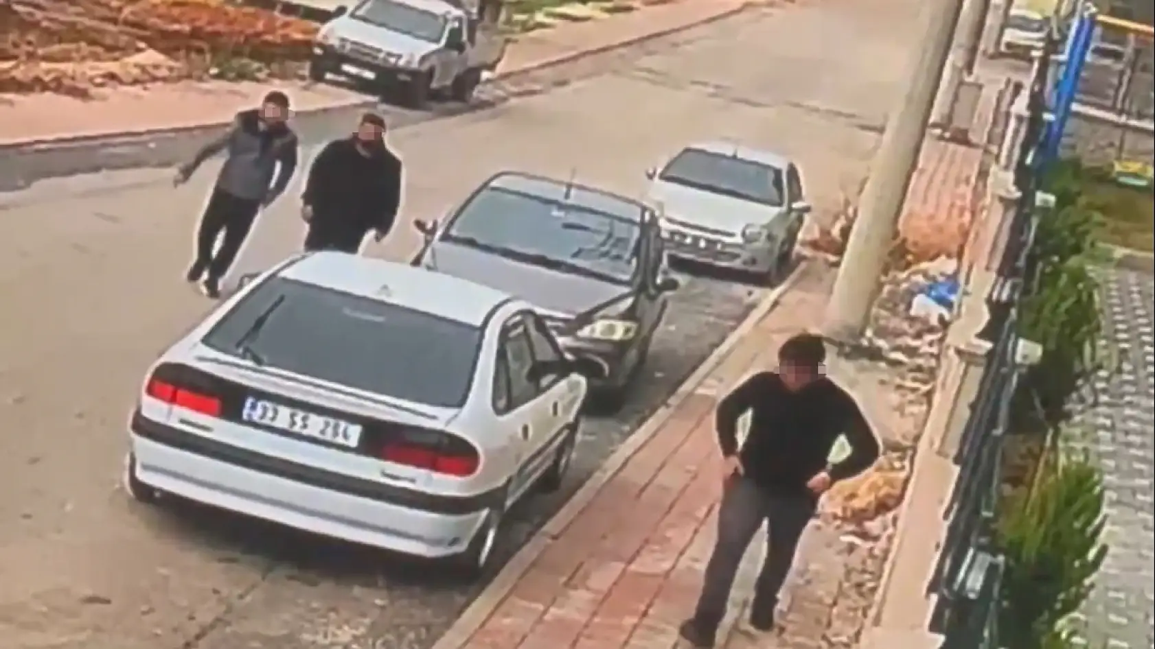 Otomobille gelip elektrikli bisiklet çaldılar