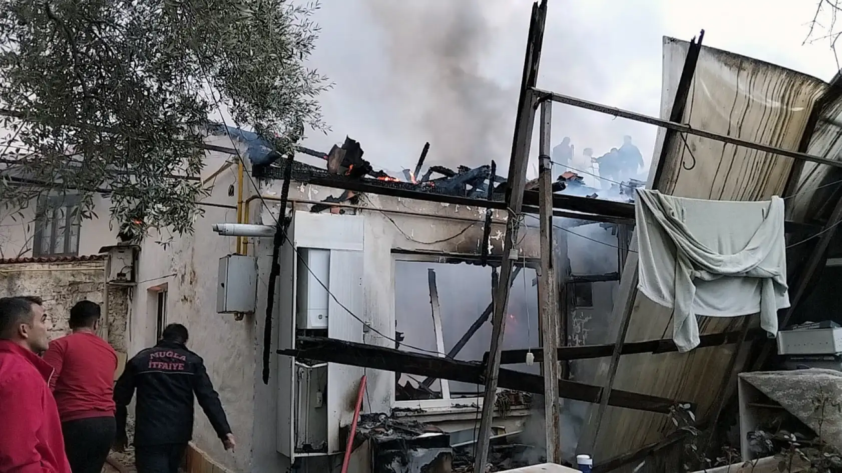 Menteşe'de korkutan ev yangını