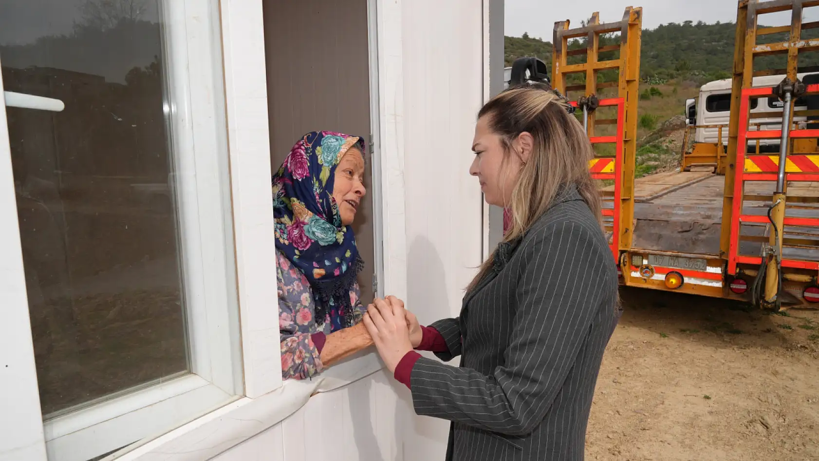 Zor şartlar altında yaşayan vatandaşa konteyner ev hediye edildi