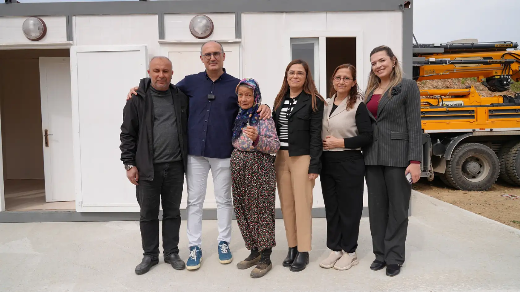 Zor şartlar altında yaşayan vatandaşa konteyner ev hediye edildi