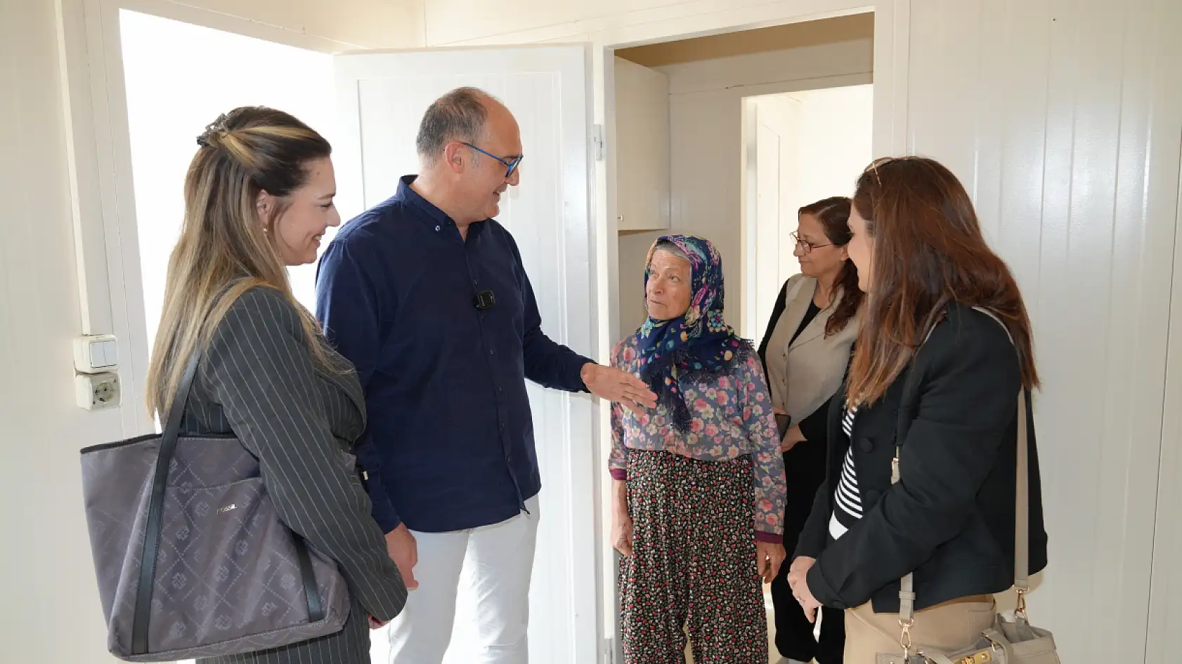 Zor şartlar altında yaşayan vatandaşa konteyner ev hediye edildi