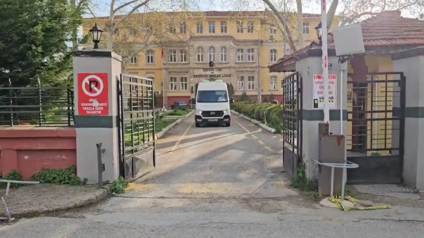 14 yaşındaki kız çocuğu okul bahçesinde ölü bulundu