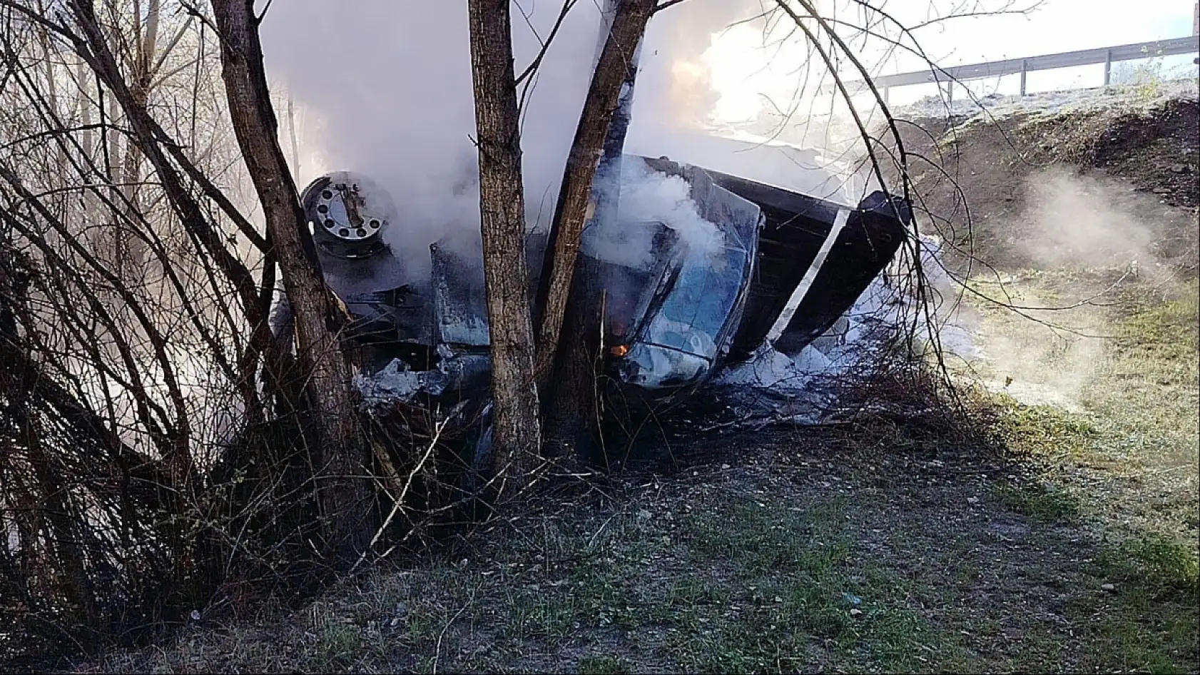 Kontrolden çıkıp devrilen tır alev aldı, sürücü hayatını kaybetti