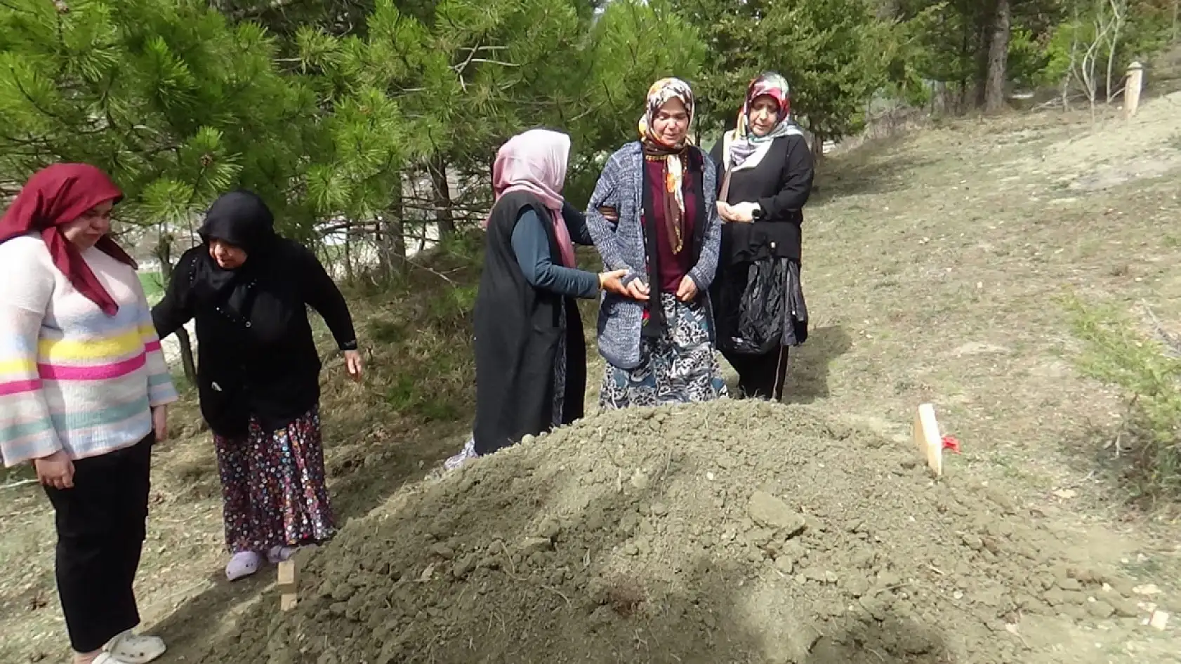 26 yıldır gözü gibi baktığı engelli oğlunu kaybeden anne, 'Yılın Annesi' seçildi