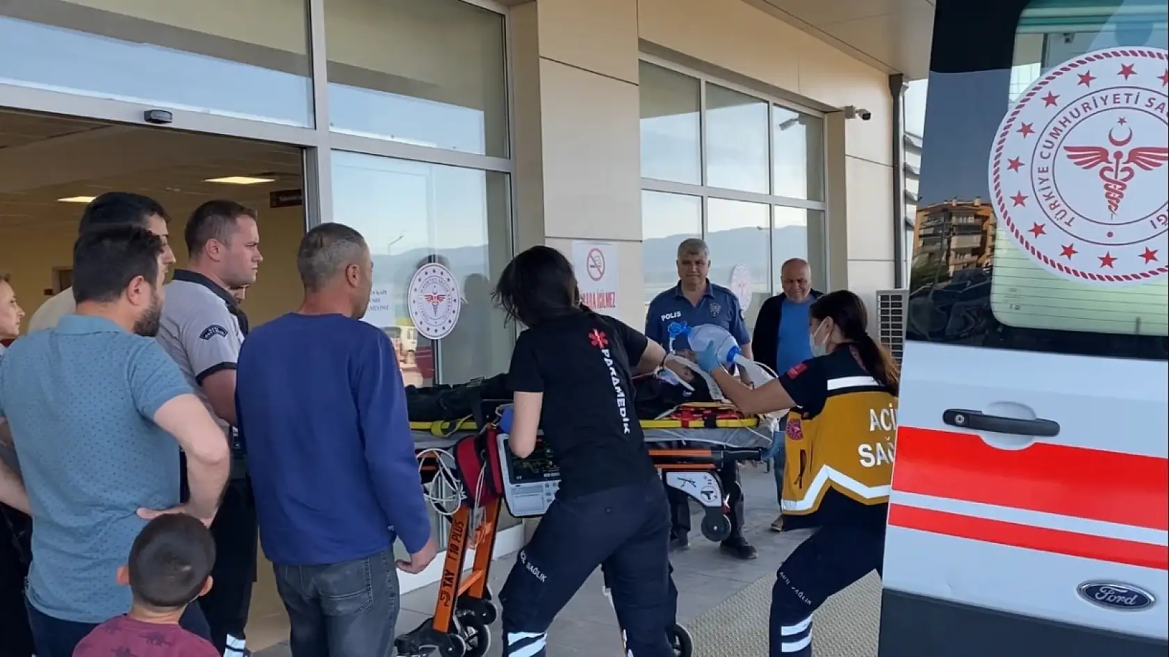 Devrilen traktörün altında kalan 11 yaşındaki çocuk öldü, 4 kişi yaralandı