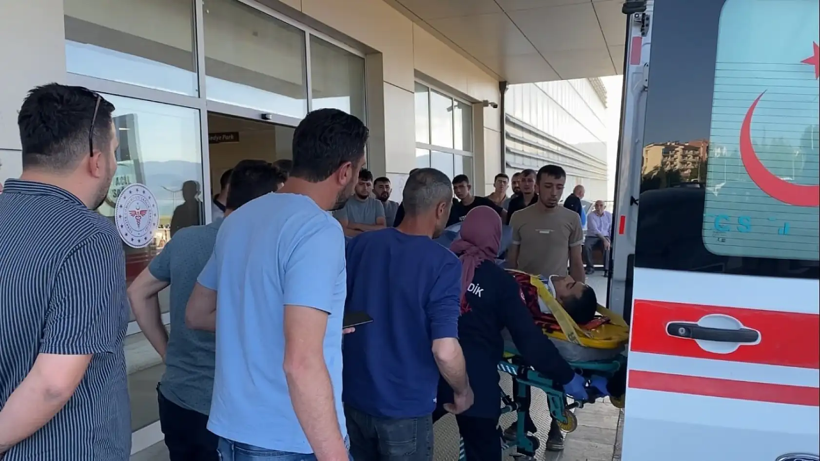 Devrilen traktörün altında kalan 11 yaşındaki çocuk öldü, 4 kişi yaralandı