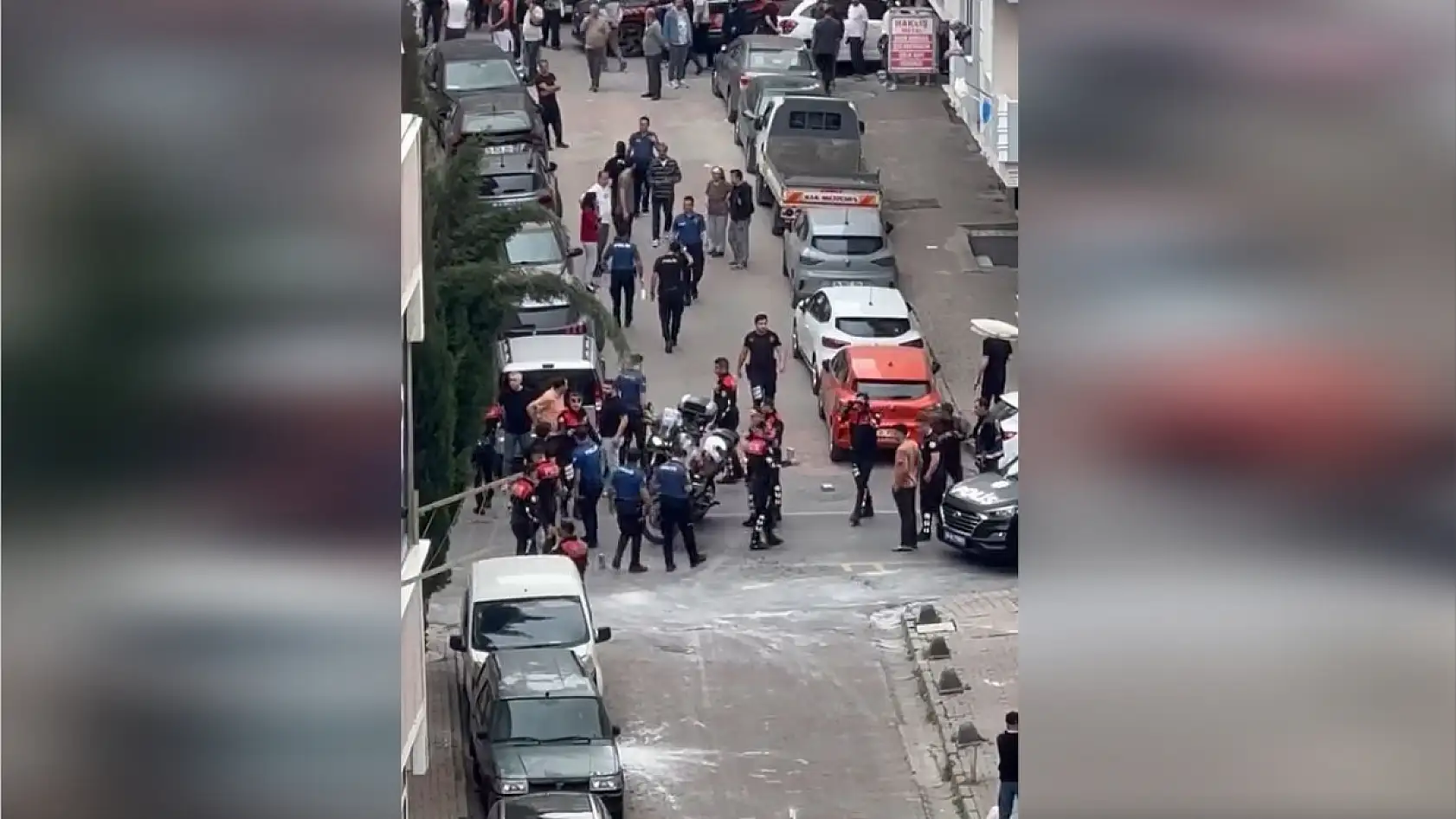 Akli dengesi yerinde olmayan şahıs polise saldırınca ayağından vurularak gözaltına alındı