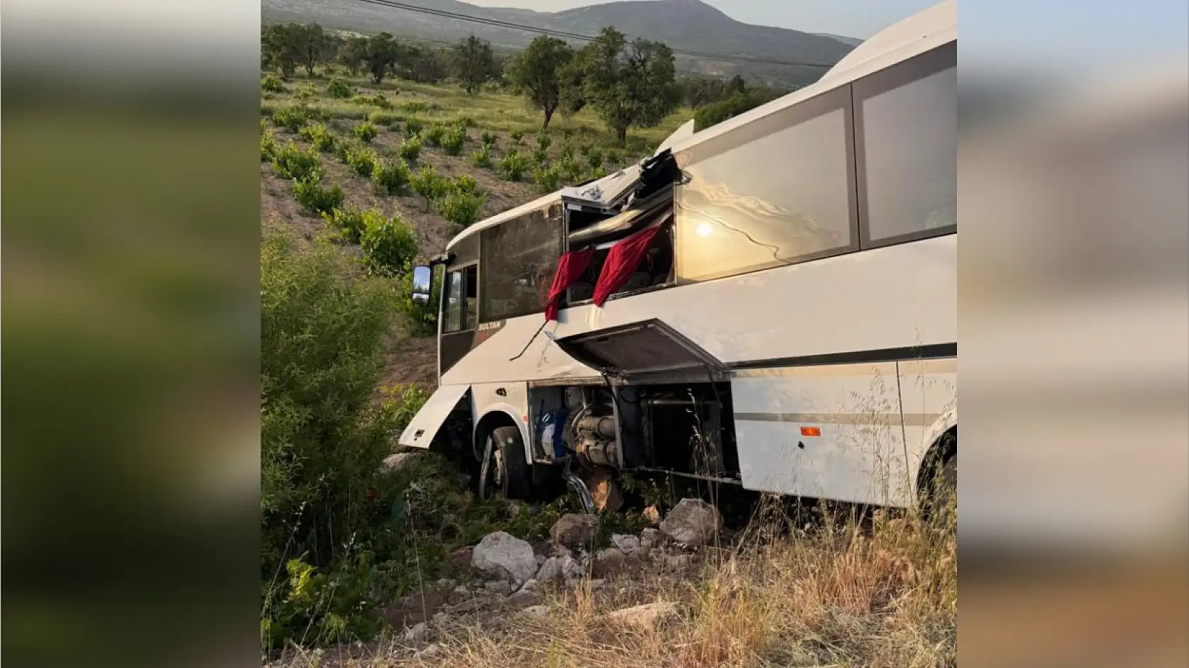 Isparta-Afyonkarahisar Karayolu'ndaki feci kazanın görüntüleri ortaya çıktı: Şoför bilincini kaybetti, otobüs devrildi!