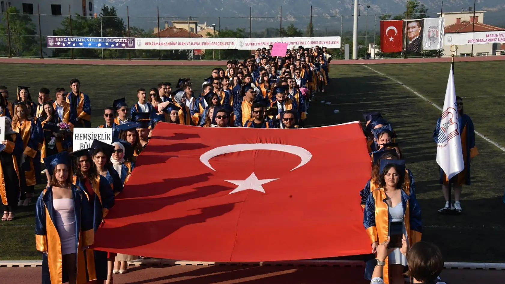 Sağlık Bilimleri Fakültesi'nde mezuniyet coşkusu