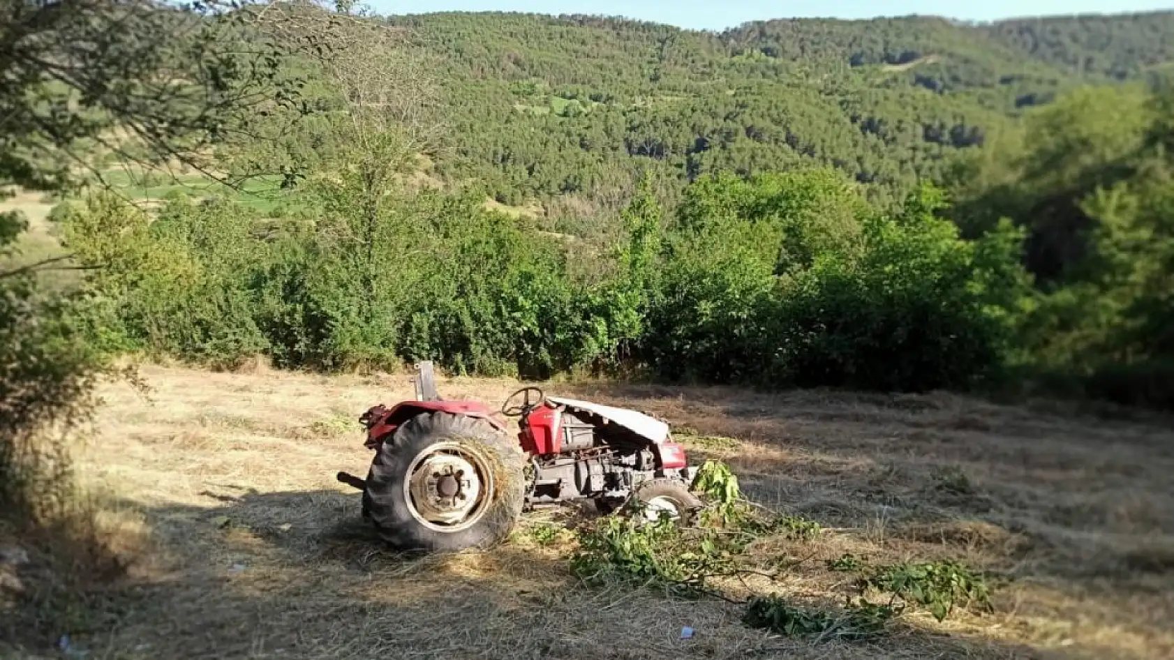 Traktör şarampole yuvarlandı: Dede hayatını kaybetti, eşi ve torunları yaralı