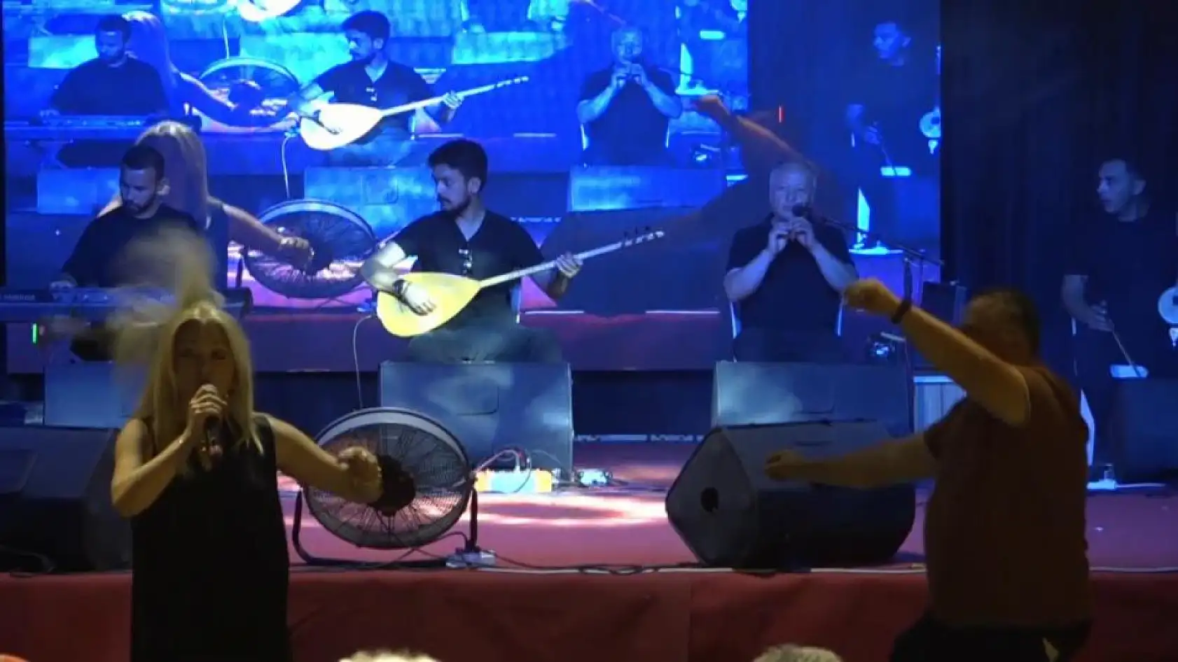 Antalya'daki festivalde sahnede ilginç an: Dron sanatçının kafasına çarptı