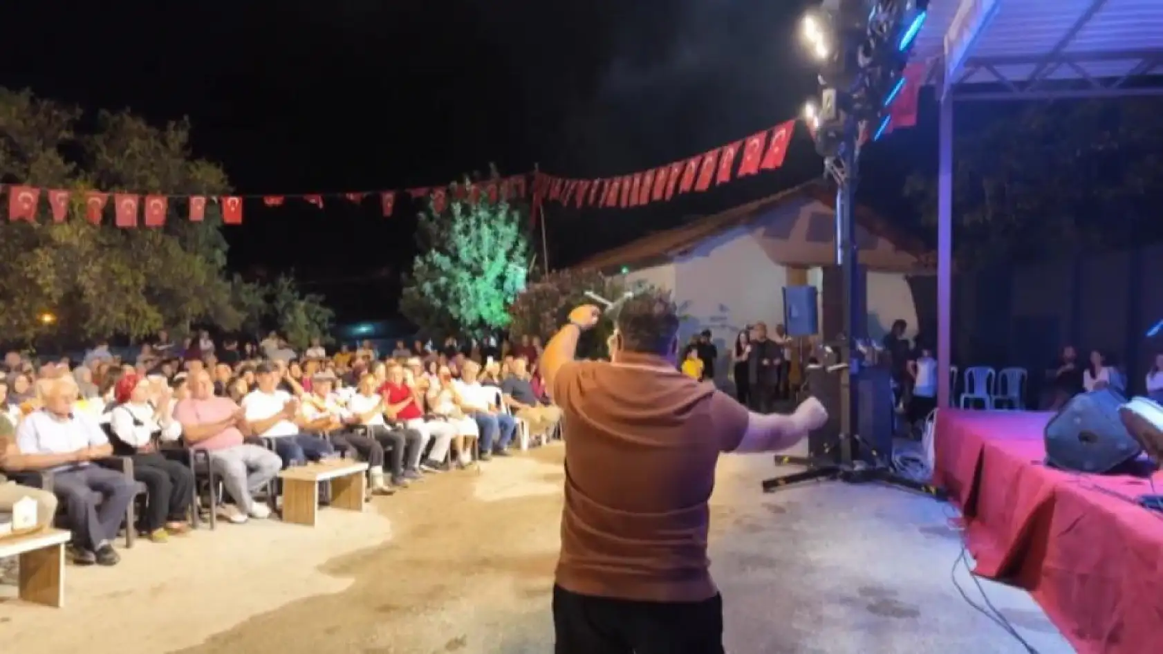 Antalya'daki festivalde sahnede ilginç an: Dron sanatçının kafasına çarptı