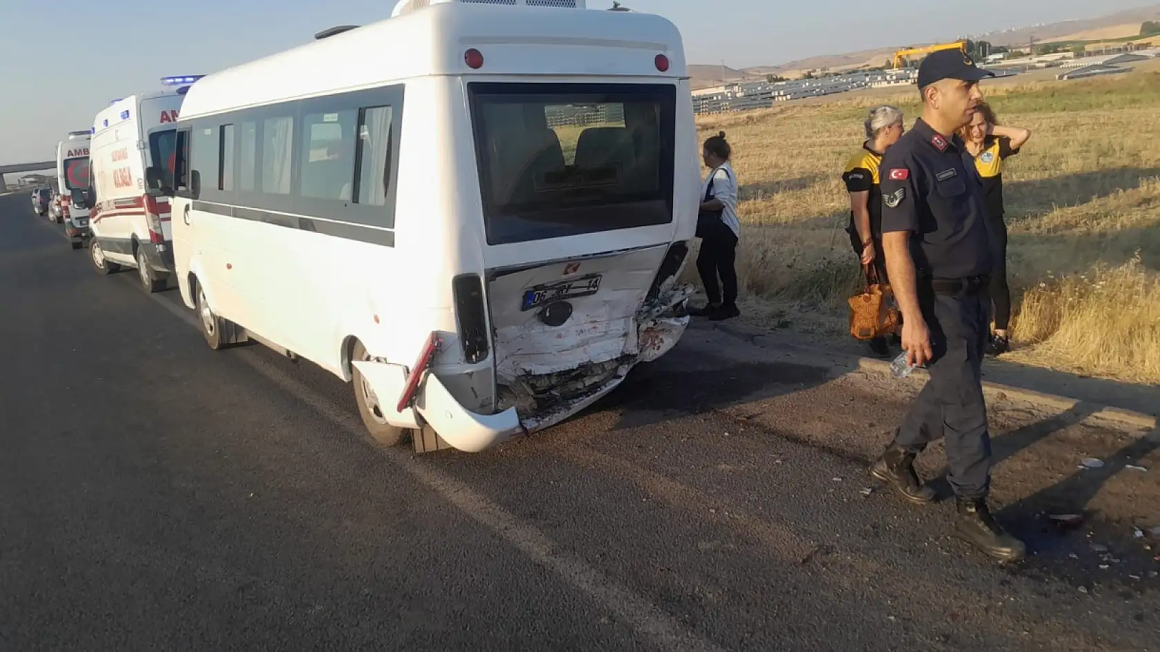 Otomobil işçi servisine arkadan çarptı: 1 ölü, 12 yaralı