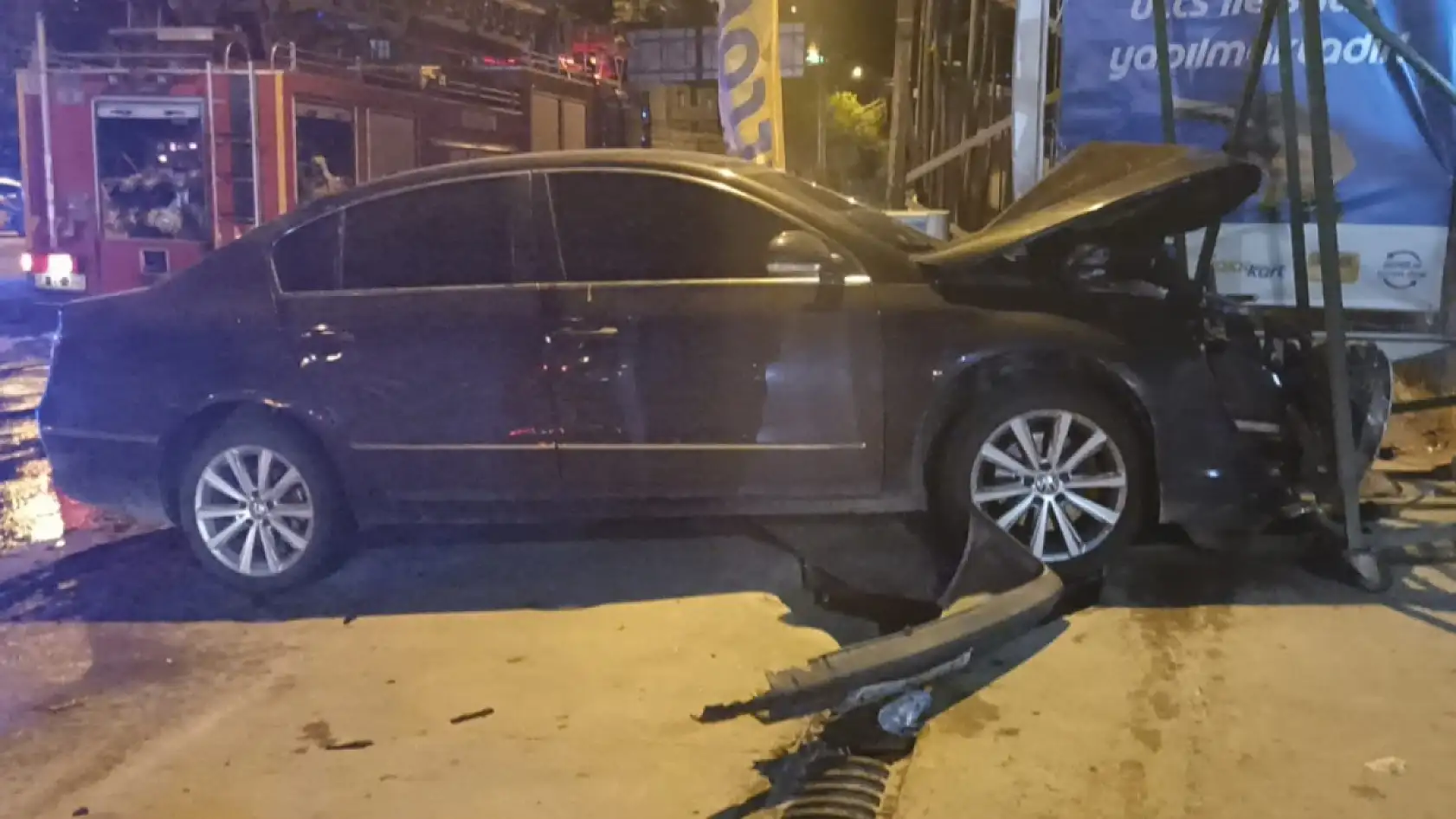 İki otomobil kafa kafaya çarpıştı: 1'i ağır 2 yaralı