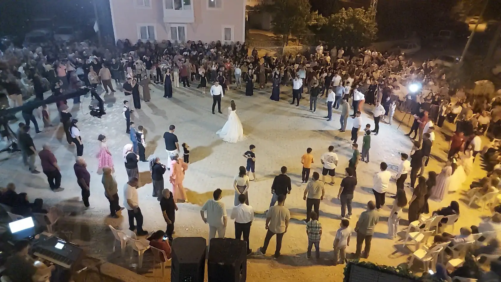 Köy meydanı halk oyunu sahnesine dönüştü: Köylüler Zeybek ve Teke Zortlatması oynadı