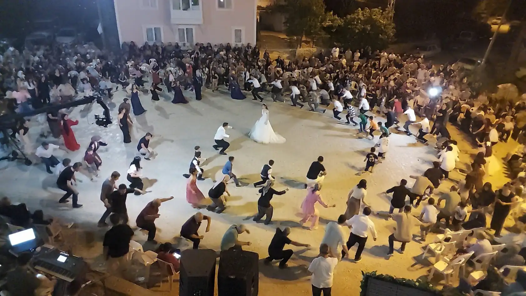 Köy meydanı halk oyunu sahnesine dönüştü: Köylüler Zeybek ve Teke Zortlatması oynadı