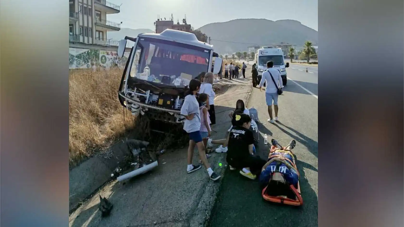 Antalya'da tur otobüsü drenaj hendeğine girdi: 23 yaralı