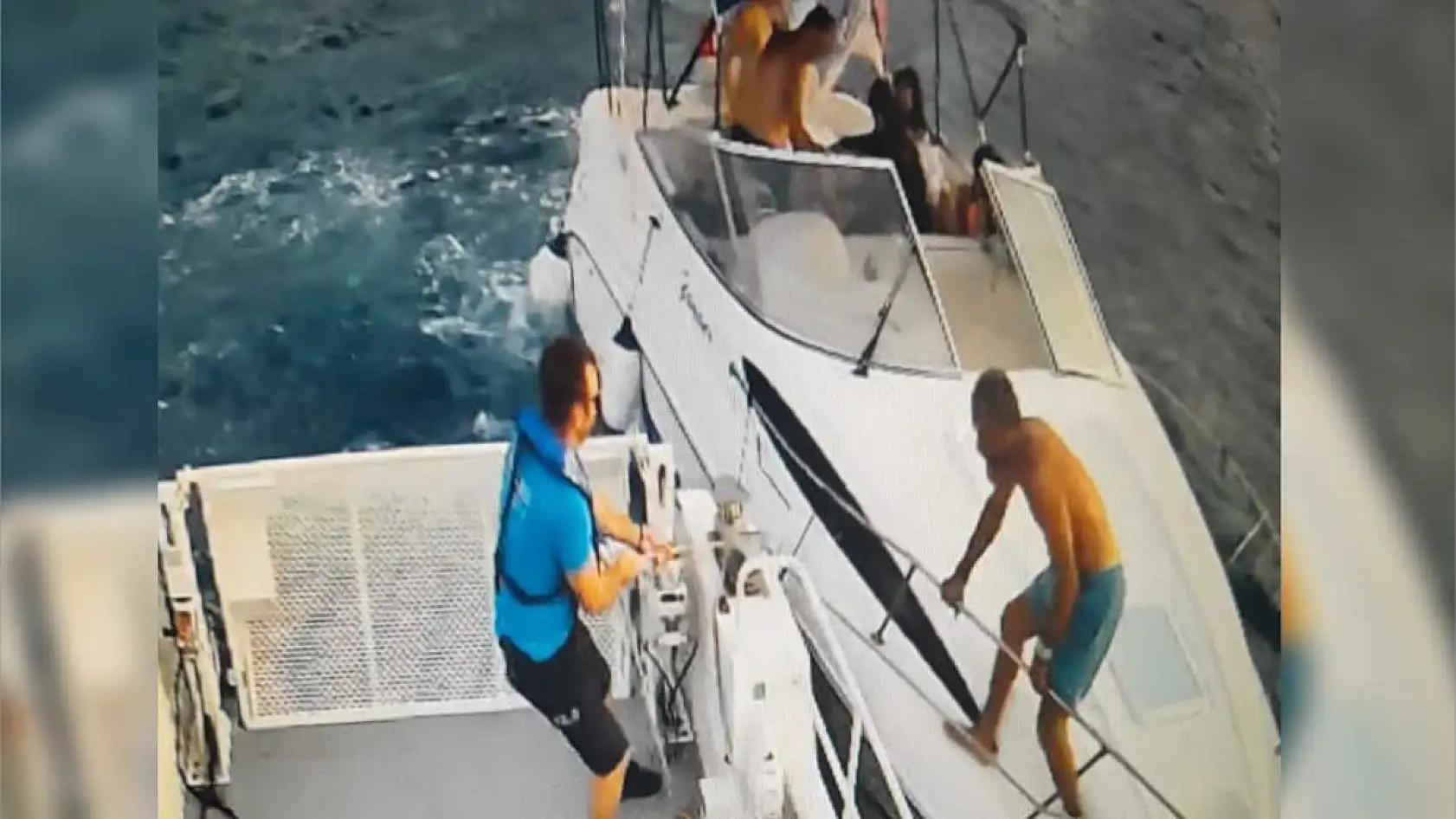 Marmaris'te denizde arızalanan teknedeki vatandaşlar polis botu ile kurtarıldı